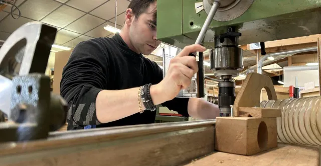 photo  dans l’atelier menuiserie des ateliers thouarsais, où travaillent des personnes en situation de handicap à thouars.  &copy;  co – antoine richard 