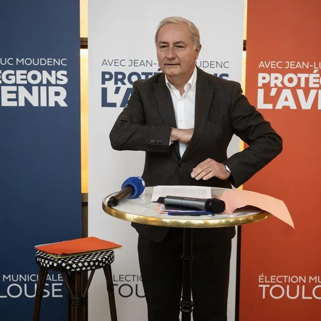photo le maire sortant de toulouse, jean-luc moudenc (dvd), a officiellement annoncé le 6 novembre 2025 sa candidature à sa réélection aux élections municipales de mars 2026 à la tête de toulouse, quatrième ville de france, convoitée par la gauche.  ©  lionel bonaventure/afp