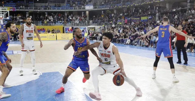 photo  le manceau ugo doumbia face au meneur varois john roberson, le 4 mars 2026.  &copy;  photopqr/nice matin/maxppp 