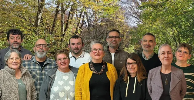 photo  évelyne branchu, au centre, entourée de ses colistiers.  &copy;  le maine libre 