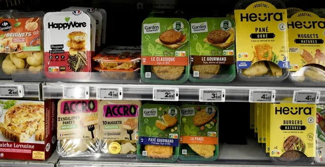 photo  des produits alternatifs à la viande dans un supermarché à paris, le 19 avril 2024.  &copy;  magali cohen/hans lucas via afp 