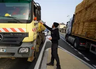 photo  un agriculteur de la confédération paysanne distribue des tracts contre un projet de bassine aux alleuds, commune de brissac-loire-aubance. 