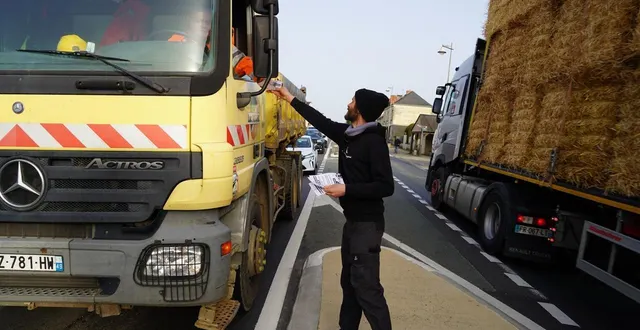 photo  un agriculteur de la confédération paysanne distribue des tracts contre un projet de bassine aux alleuds, commune de brissac-loire-aubance.  &copy;  ouest-france 