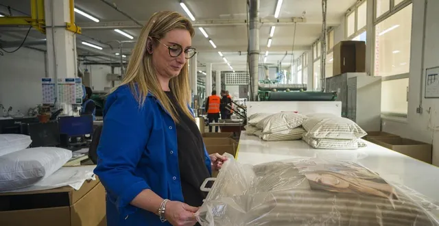 photo  oreillers, couettes et autres produits de literie sont accessibles à des prix cassés durant deux jours sur le site des anciens magasins généraux au mans.  &copy;  le maine libre - denis lambert 