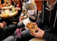 photo  est-ce à cause des tarifs trop chers que de nombreux lycéens boudent la cantine ? 