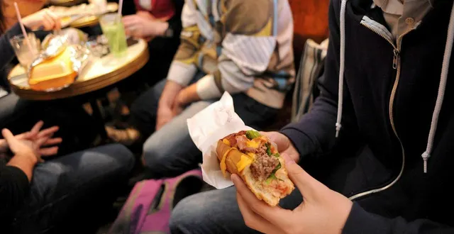 photo  est-ce à cause des tarifs trop chers que de nombreux lycéens boudent la cantine ?  &copy;  ouest france archives 