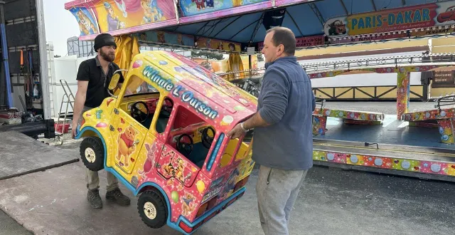 photo  les forains montent leur manège, ce jeudi 5 mars 2026, à deux jours de l’ouverture de la foire de printemps dans la zone du panorama au mans.  &copy;  ouest-france 