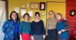 actu cin&eacute;ma  de gauche à droite : maria pierre, dont les œuvres trônent derrière, manon poudoulec, jenny darrot, gaëlle leroux, caroline crozat. 