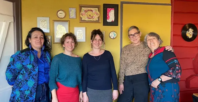 photo  de gauche à droite : maria pierre, dont les œuvres trônent derrière, manon poudoulec, jenny darrot, gaëlle leroux, caroline crozat.  &copy;  ouest-france 