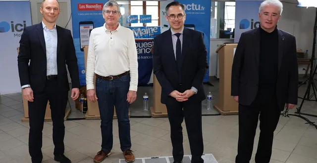 photo  benoît nicolardot, fabrice brivain, nicolas leudière et franck desgranges posent avant le débat organisé par les médias locaux dans le cadre des élections municipales à sablé-sur-sarthe, ce jeudi 5 mars 2026.  &copy;  ouest-france 