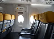 photo  le passager assis à côté des issues de secours devra assister l’équipage en cas de problème pour l’ouverture des issues. 