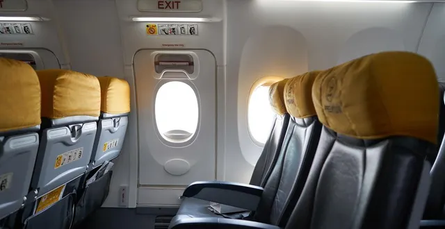 photo  le passager assis à côté des issues de secours devra assister l’équipage en cas de problème pour l’ouverture des issues.  &copy;  photo d’illustration : teamtime/getty images 