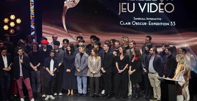 photo  des membres du studio sandfall interactive reçoivent sur scène le trophée de « meilleur jeu vidéo de l’année » pour « clair obscur : expedition 33 » lors de la 7e édition des pégases, le 5 mars 2026 à paris.  &copy;  dimitar dilkoff / afp 