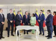 photo  la présidente par intérim du venezuela a rencontré le ministre de l’intérieur des états-unis, doug burgum, le 5 mars 2026 à caracas. 