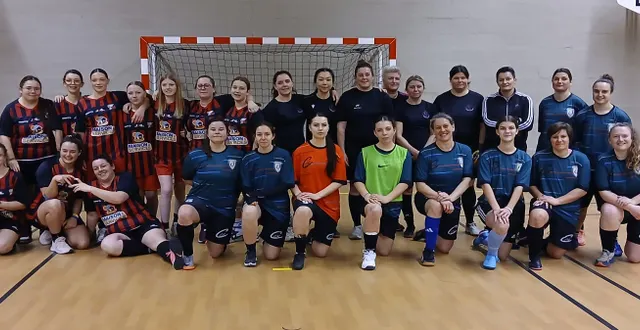 photo  les équipes seniors de brette-les-pins et du breil, qui ont démarré le tournoi de futsal dès le vendredi soir.  &copy;  ouest-france 