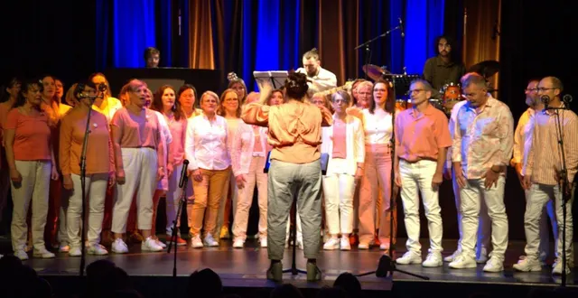 photo  le chœur el tempo lors d’un concert.  &copy;  co 