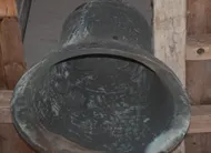 photo  une des quatre cloches de l’église. 