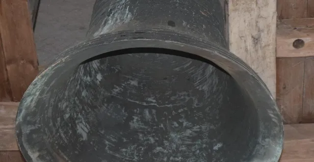 photo  une des quatre cloches de l’église.  &copy;  co 