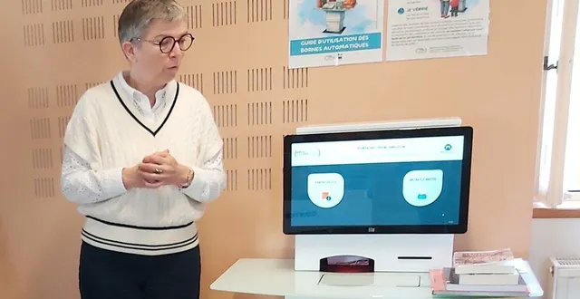 photo  claire coulonnier près d’une borne.  &copy;  le maine libre 