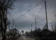 photo  une ukrainienne marche sous un filet anti-drones à droujkivka, dans la région de donetsk, le 24 février 2026. 