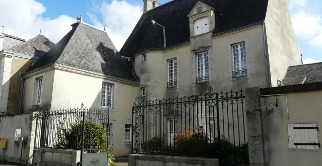 photo  c’est dans l’ancien presbytère que l’emdt fera sa rentrée.  &copy;  le maine libre 