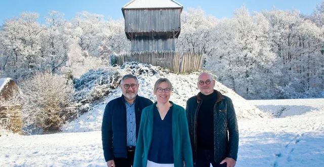 photo  mélanie renou, entourée de patrick le marrec (pellouailles-les-vignes) et jean carteau (saint-sylvain-d’anjou). ils organisent deux réunions publiques le 9 mars 2026 au carré des arts et le 11 mars au relais culture à 20 heures et sur le site verrieresenlumiere.fr.  &copy;  co 