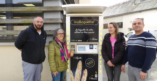 photo  samuel guéhéry (boulanger), marie-claude cheneau (maire), julie crosnier et noam meunier, élus en charge du projet.  &copy;  le maine libre 