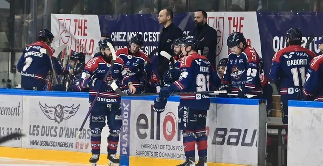 photo  les ducs et leur entraîneur jonathan paredes à l’iceparc.  &copy;  sébastien aubinaud 