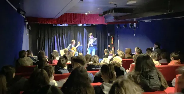 photo  concert du festival ma région virtuose, dans un bus aménagé, en pays de la loire.  &copy;  cea 