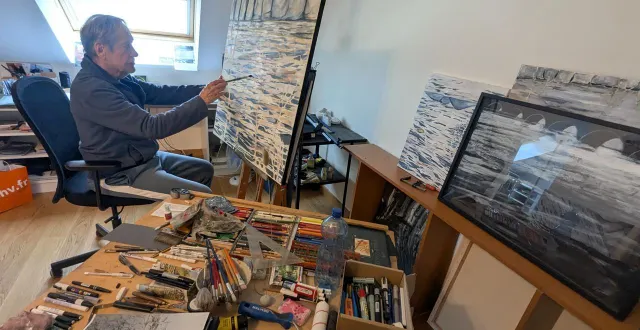 photo  jean-claude engrand, dans son atelier, à angers.  &copy;  ouest-france 