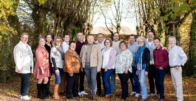 photo  joël esnault, maire de sceaux-d’anjou, entouré des membres de la liste 