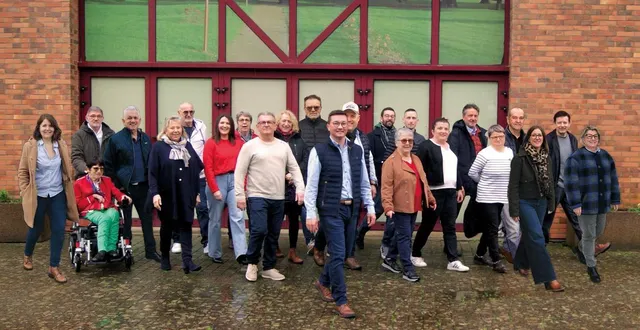 photo  jérémie séjourné (au centre) accompagné des 22 autres candidats de la liste ensemble, faisons vibrer candé !  &copy;  liste ensemble, faisons vibrer candé ! 