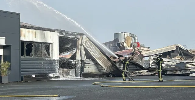 photo  grézillé, jeudi 5 mars 2026. en quelques heures, les ateliers de maison chartier ont été entièrement détruits par le feu.  &copy;  co - yg 