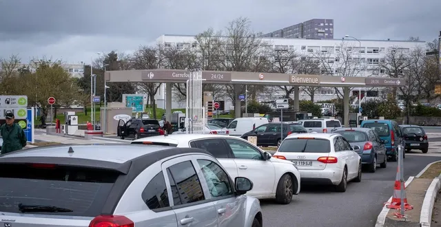 photo  certains automobilistes se sont rués sur les pompes.  &copy;  photo co 