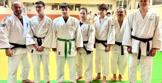 photo  les quatre cadets autour de la seule cadette mathilda madrid-caillaud, avec les entraîneurs alexis brochoire et olivier denis.  &copy;  co 