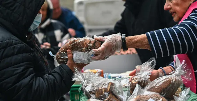photo  une distribution au local des restos du cœur de caen, le 7 mai 2025.  &copy;  jeanne gobin/ouest-france 