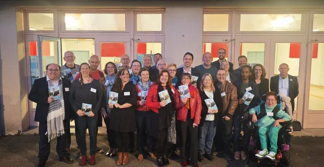 photo  mardi 3 mars, les membres de la liste eh 2026 à la maison de la paperie où leur programme a été dévoilé en réunion publique.  &copy;  eh 2 026 