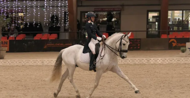 photo  charlotte chalvignac vesin aura deux montures pour pouvoir s’illustrer dans le grand prix élite, support du grand national.  &copy;  le maine libre 