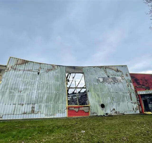 photo il ne reste plus grand-chose du bâtiment de l’entreprise anjou composites ravagé par les flammes dans la nuit de jeudi 5 à vendredi 6 mars.  ©  photo co - lucas rojouan