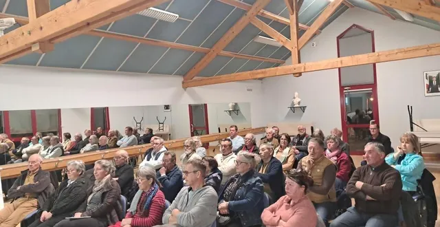 photo  la réunion, afin de lutter contre le frelon asiatique, a permis de sensibiliser un public nombreux et très attentif aux conseils donnés.  &copy;  le maine libre 