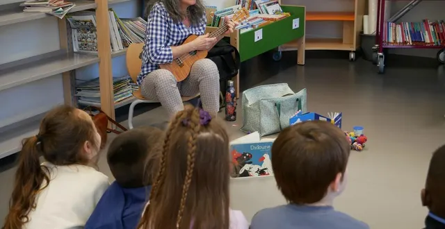 photo  andrée prigent avec des élèves de l’école florence-arthaud, mardi 3 mars.  &copy;  ville de trélazé. 
