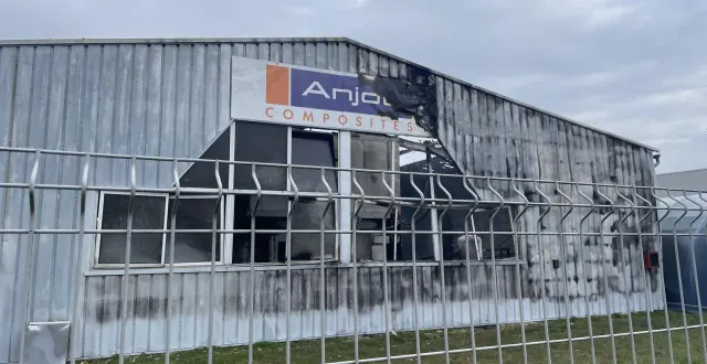 photo  un incendie a ravagé un entrepôt à maulévrier (maine-et-loire).  &copy;  ouest-france 