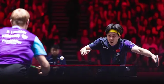 photo  wang chuqin, ici face à félix lebrun lors du singapour smash, part avec l’étiquette du favori lors du wtt champions de chongqing (du 10 au 15 mars).  &copy;  world table tennis 