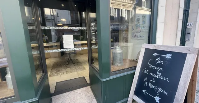 photo  sur l’affichette de l’entrée, le même message que sur les réseaux, déplorant notamment un 