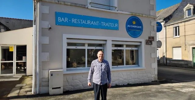 photo  jonathan verrier est le nouveau propriétaire du cher’café, situé au cœur de cherré.  &copy;  co 