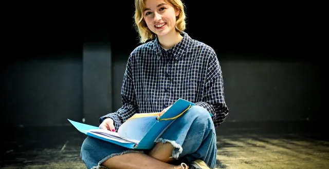 photo  le mans, lundi 2 mars 2026. léa jousset, comédienne mais aussi chanteuse et danseuse, incarne un des rôles principaux dans la revue de la flambée nommée « effervescence ».  &copy;  le maine libre – yvon loué 