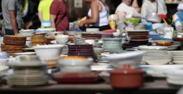 photo  de la vaisselle, parmi d’autres objets, seront à vendre à petit prix ce samedi 7 mars 2026.  &copy;  archives le courrier de l’ouest – benoit felace 