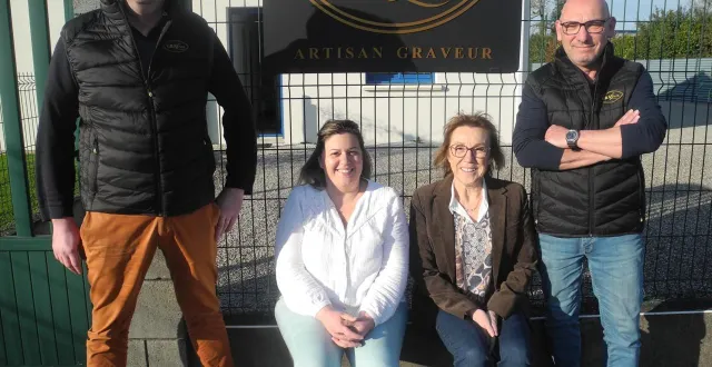 photo  de gauche à droite, yohann et ingrid caffart et aline et yvan betton, devant le nouveau panneau gravlux.  &copy;  co 