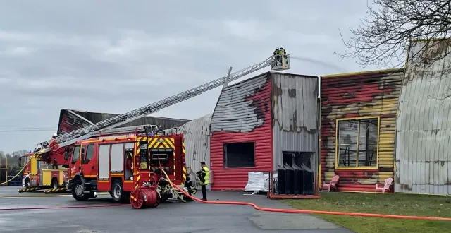 photo  en fin de matinée, la grande échelle a été de nouveau mobilisée pour traiter les points chauds résiduels, entre cinq et dix, au minimum.  &copy;  ouest-france 