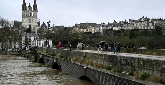 photo  le pont de verdun, qui relie le centre d’angers et la doutre va être rouvert à la circulation.  &copy;  co - josselin clair 
